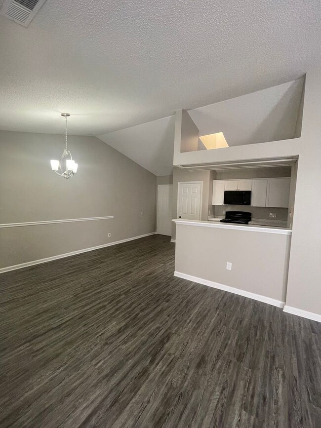 Building Photo - Rosecroft6246-