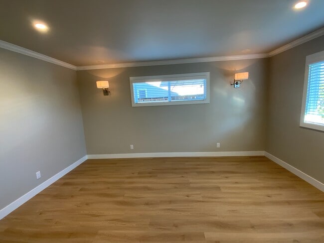 Building Photo - 150 Damar St