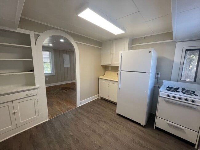 Building Photo - ((MOVE IN SPECIAL)) Simply the BEST! Adora...