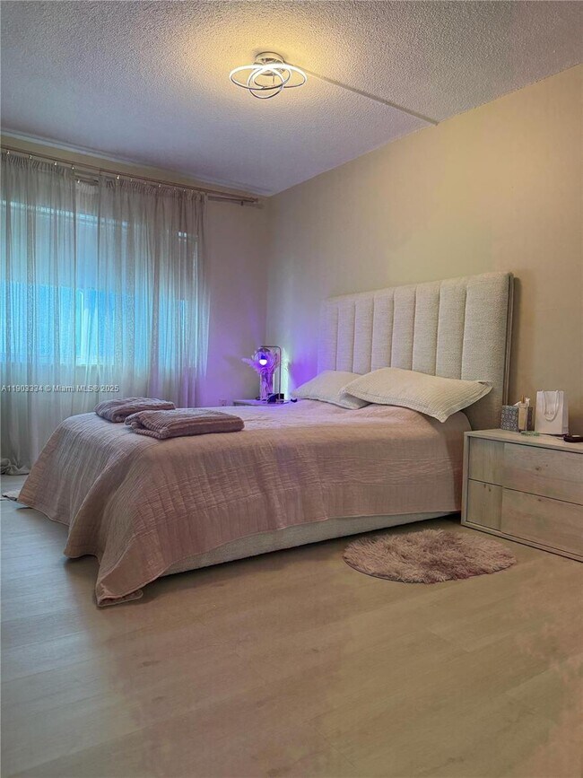 Building Photo - 400 Kings Point Dr