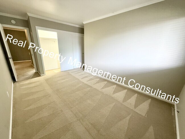 Building Photo - Beautiful Condo on the Plaza with City Vie...