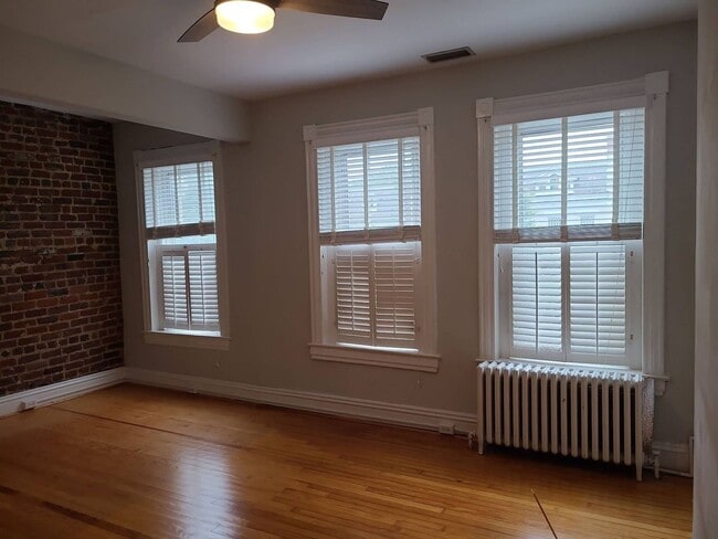 Building Photo - Beautiful 3 Bedroom 2 Bath Fully Updated Row House in the Center of the Fan!