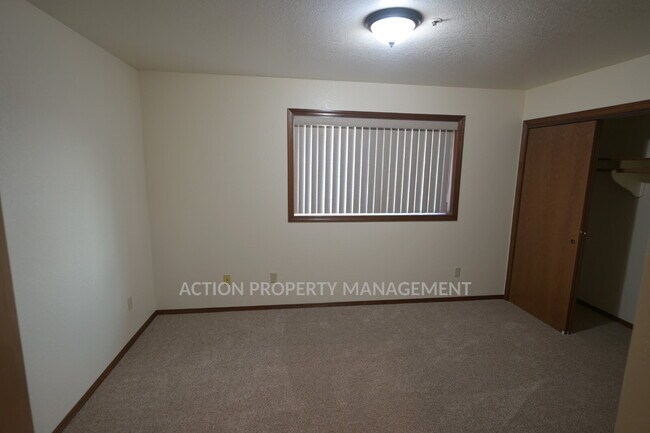 Building Photo - 2 bed 2 bath 1 car garage duplex in Sequim