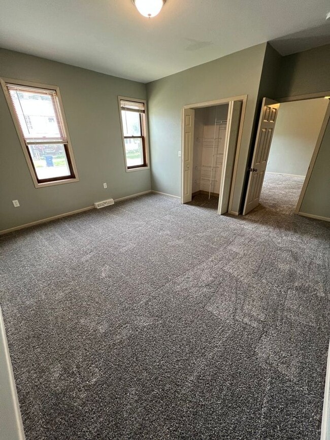 Building Photo - 812 Chicago Ave