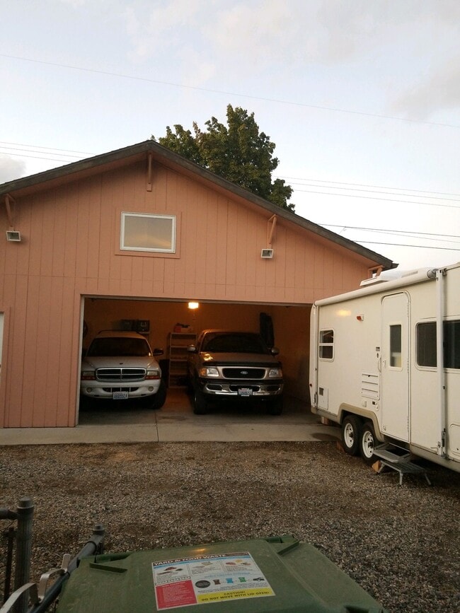 Building Photo - 3503 E 33rd Ave