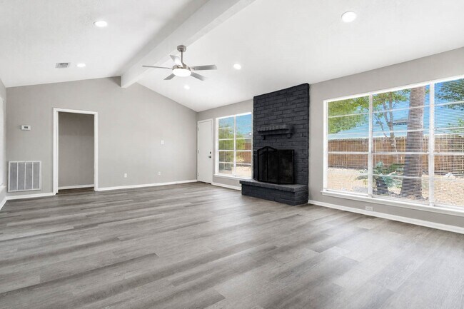 Building Photo - 15811 Pathfield Dr