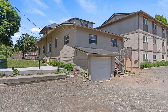 Building Photo - Renovated 5 Bed, 2 Bath House + Office EWU Off Campus Housing! AVAILABLE 7/20!