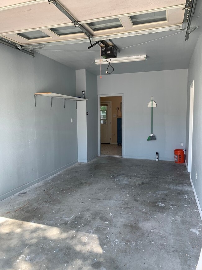 Building Photo - Studio