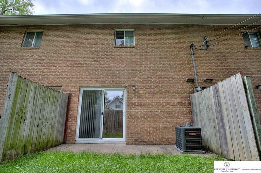 Building Photo - 1901 Winnie Dr