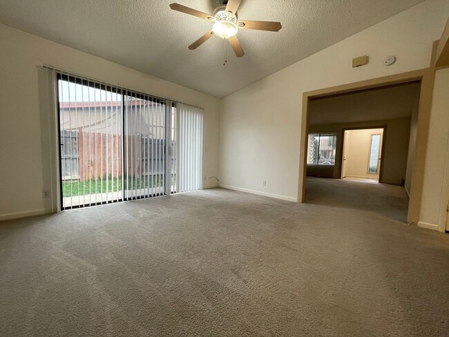 Building Photo - 2 Bedroom Duplex for Rent with Garage