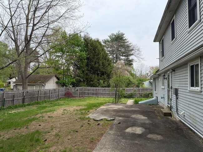 Building Photo - Beautiful 4 Bed / 2 Bath, Single Family Home. Close to Downtown Northampton!