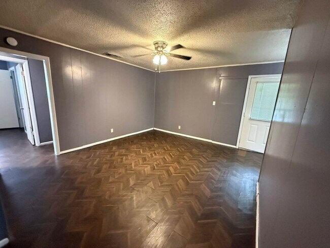 Building Photo - Conveniently Located Haven Near Austin Hotspots
