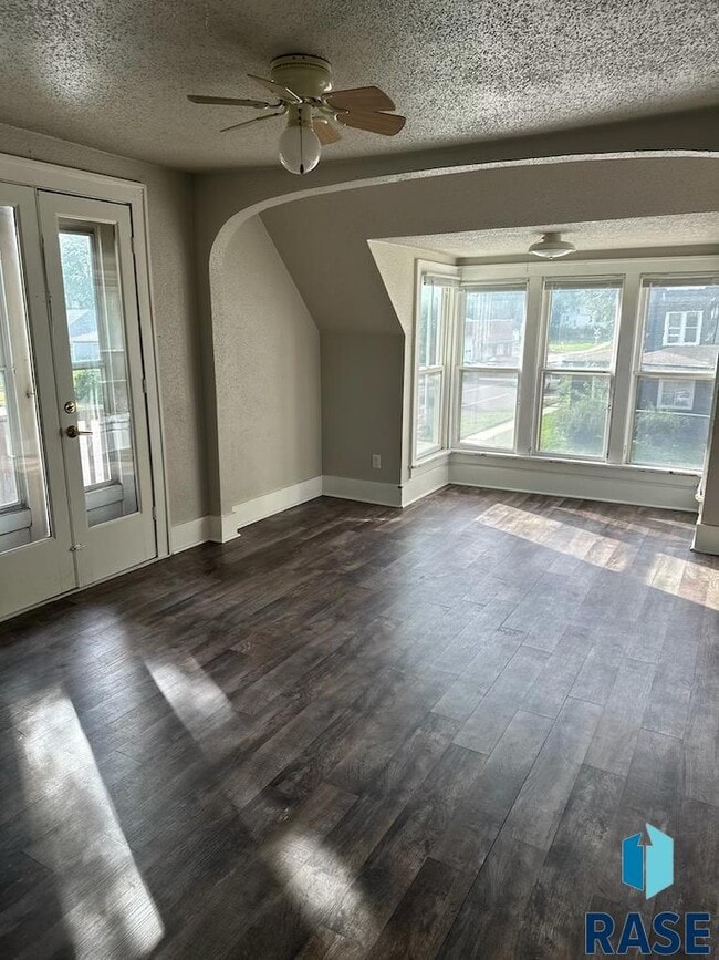 Building Photo - 425 N Prairie Ave