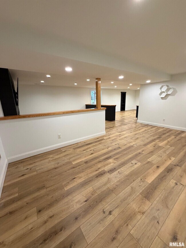 Building Photo - 2625 E 56th Ct