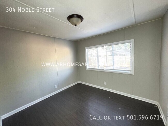 Building Photo - 304 Noble St