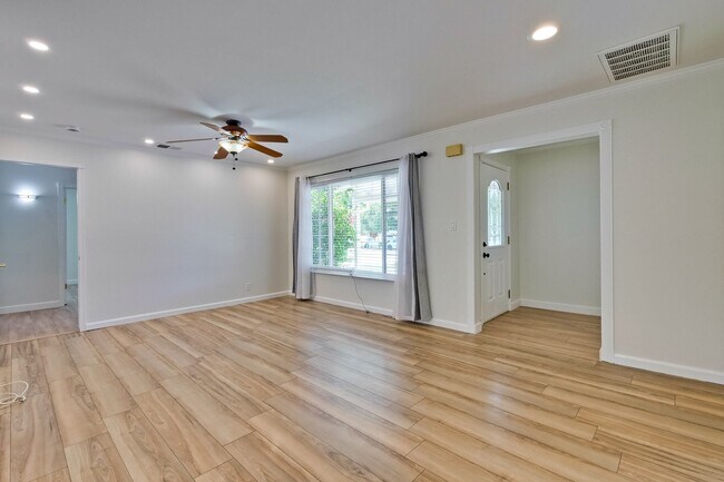 Building Photo - Single Story Gem in Saratoga! Quaint 3 BR 1.5 BA Home Ready for Occupancy with all new Air Condit...