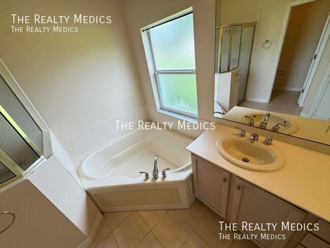 Building Photo - 202 Nova Ave