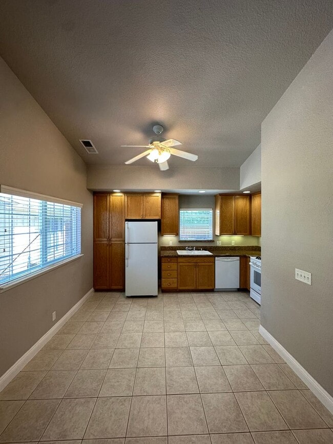 Building Photo - Charming 2 bed 1 bath home with modern amenities in prime downtown location!