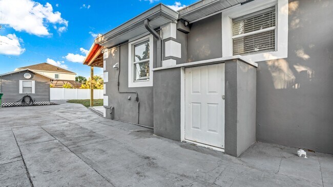 Building Photo - Beautiful S. Tampa 3BR/2BA remodeled home ...