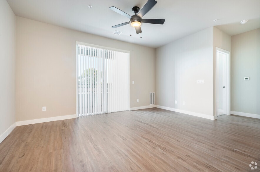 1BR, 1BA - 780SF - Living Room - 880 N Main St