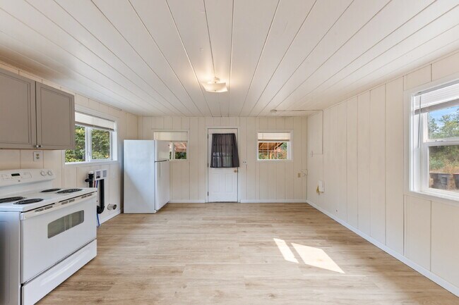 Building Photo - Charming 1 bedroom Cottage
