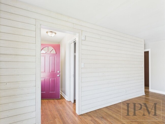 Building Photo - Available Now - 2 Bedroom located in Centr...
