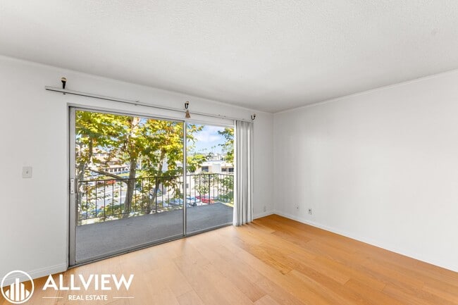 Building Photo - Stylish Studio with Balcony & Resort Ameni...
