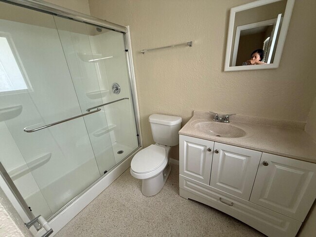 Building Photo - 835 NE 18th Ct