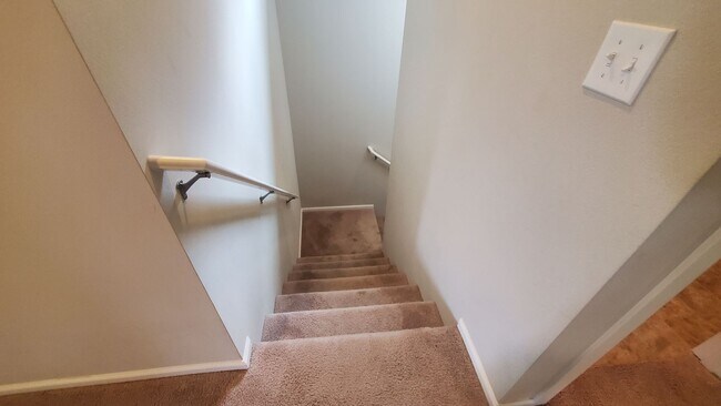 Building Photo - Beautiful Newer Puyallup Home You Will Not...