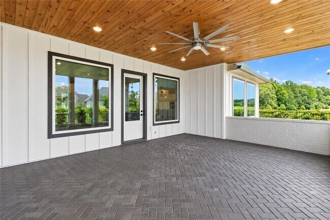 Building Photo - 501 N Corniche Du Lac