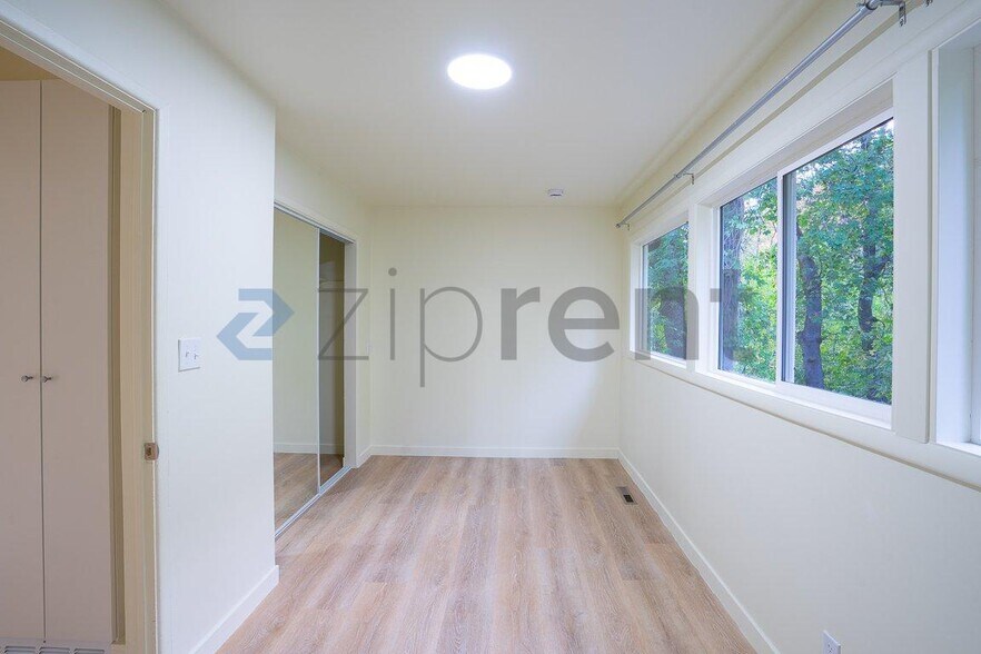Building Photo - Unit