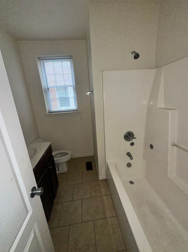 Building Photo - Three Bedroom Condo - Centrally Located Su...