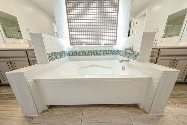 Building Photo - Beautiful 5bedrooms-2Baths Modern Style Home!