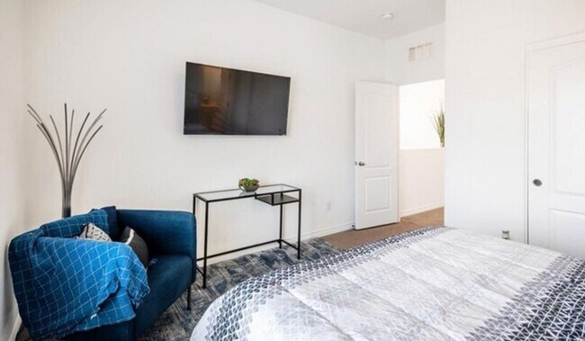 Building Photo - Beautifully Modern 3 bedroom Near Southern...