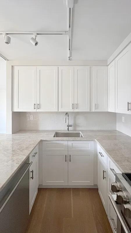 Building Photo - 555 Main St