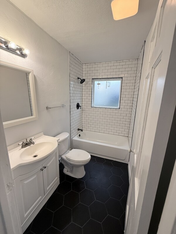 Building Photo - 620 N Walnut St