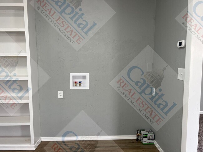 Building Photo - Cozy 2 Bedroom