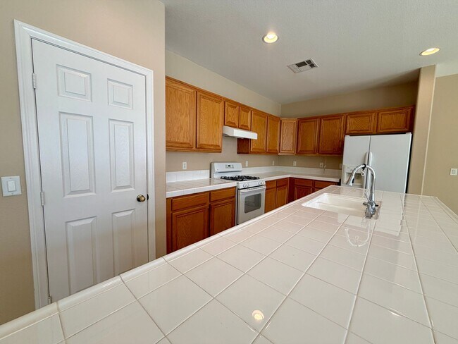 Building Photo - 7493 Longhorn Lodge Ave