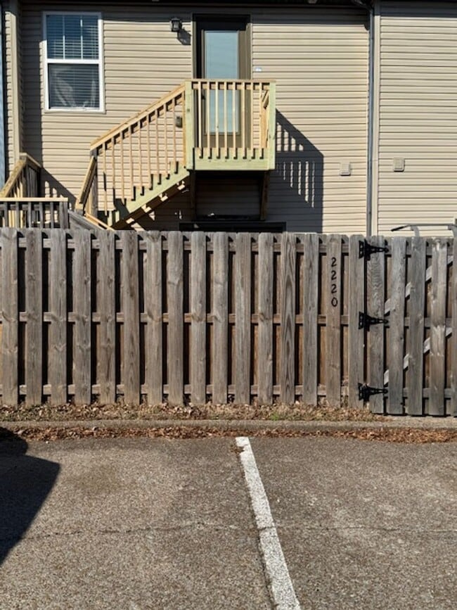 Building Photo - Great Location!