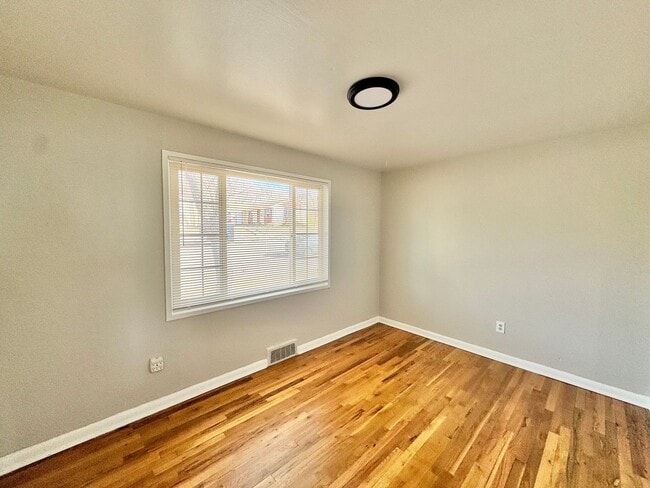 Building Photo - 449 Glen View Ct