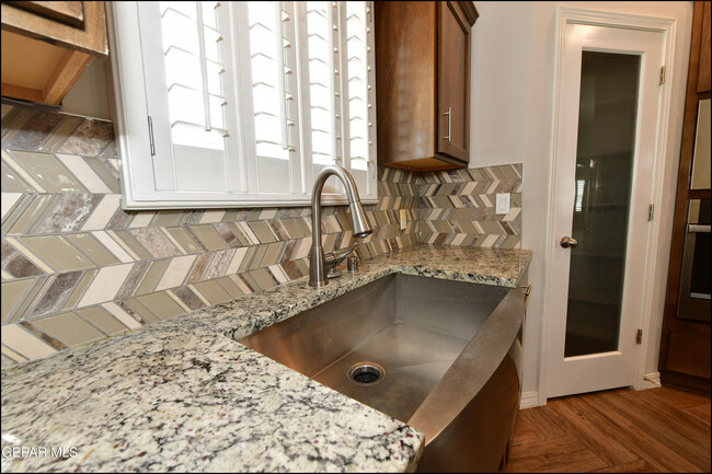 Building Photo - 6933 Copper Town Dr