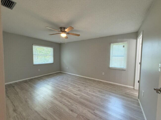 Building Photo - "Charming 3-Bed Oasis with 2 Full Baths in...