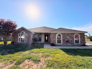 Building Photo - 300 Oak Ridge Dr