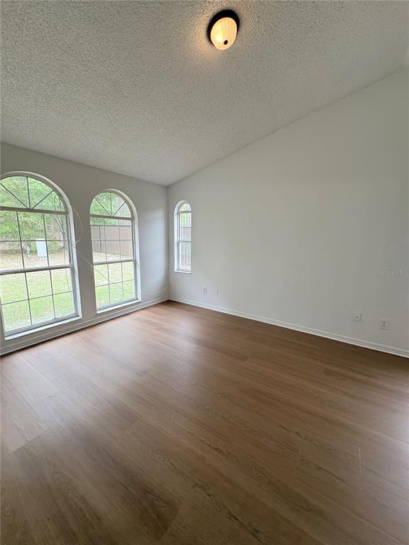 Building Photo - 28 Oak Run