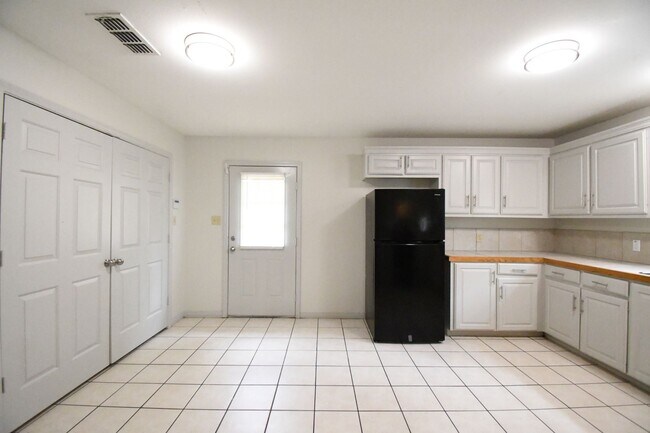 Building Photo - Move-In Ready, Beautifully Updated 3BR/2BA Home, HUD Accepted