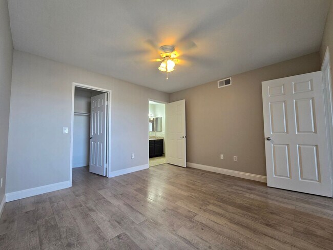 Building Photo - A Fabulous 2 Bedroom upstairs unit near Nellis AFB