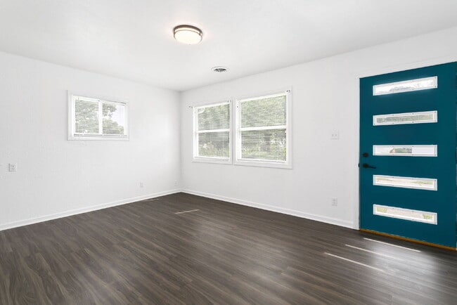 Building Photo - Completely Remodeled and close to ND!