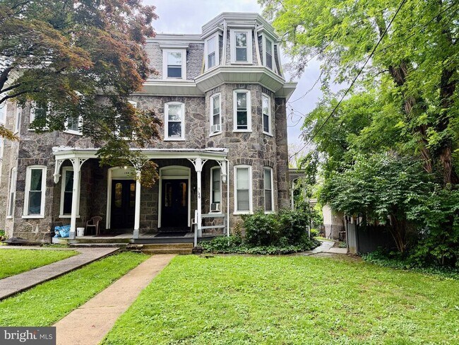Building Photo - 146 Sumac St