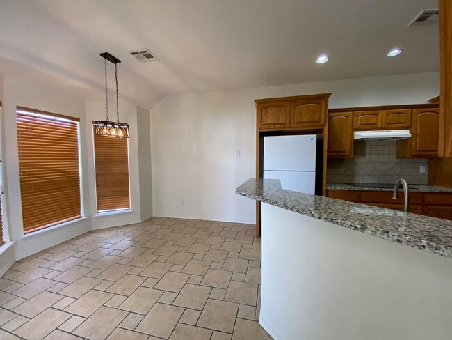 Building Photo - Great location with easy highway access.