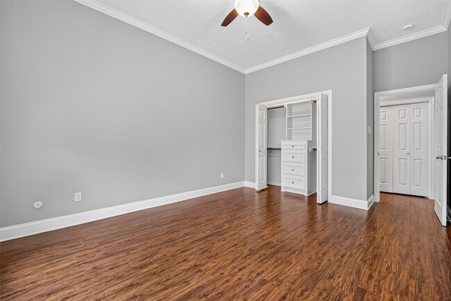Building Photo - 10310 Chevy Chase Dr